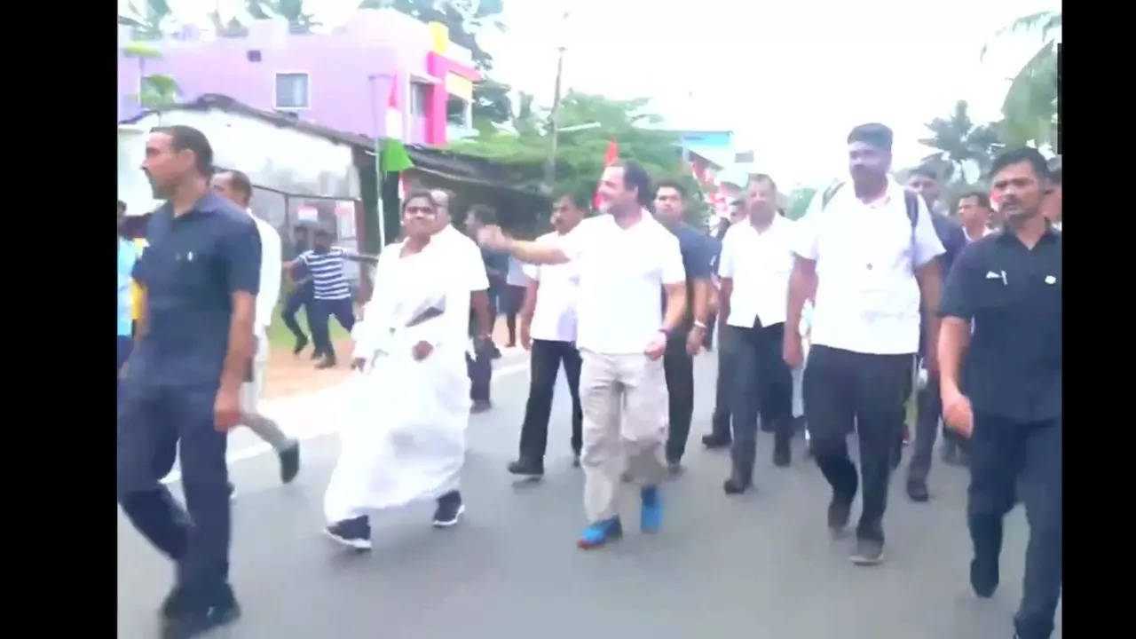 Congress MP on the fourth day of 'Bharat Jodo Yatra' in Mulagumoodu in Kanyakumari