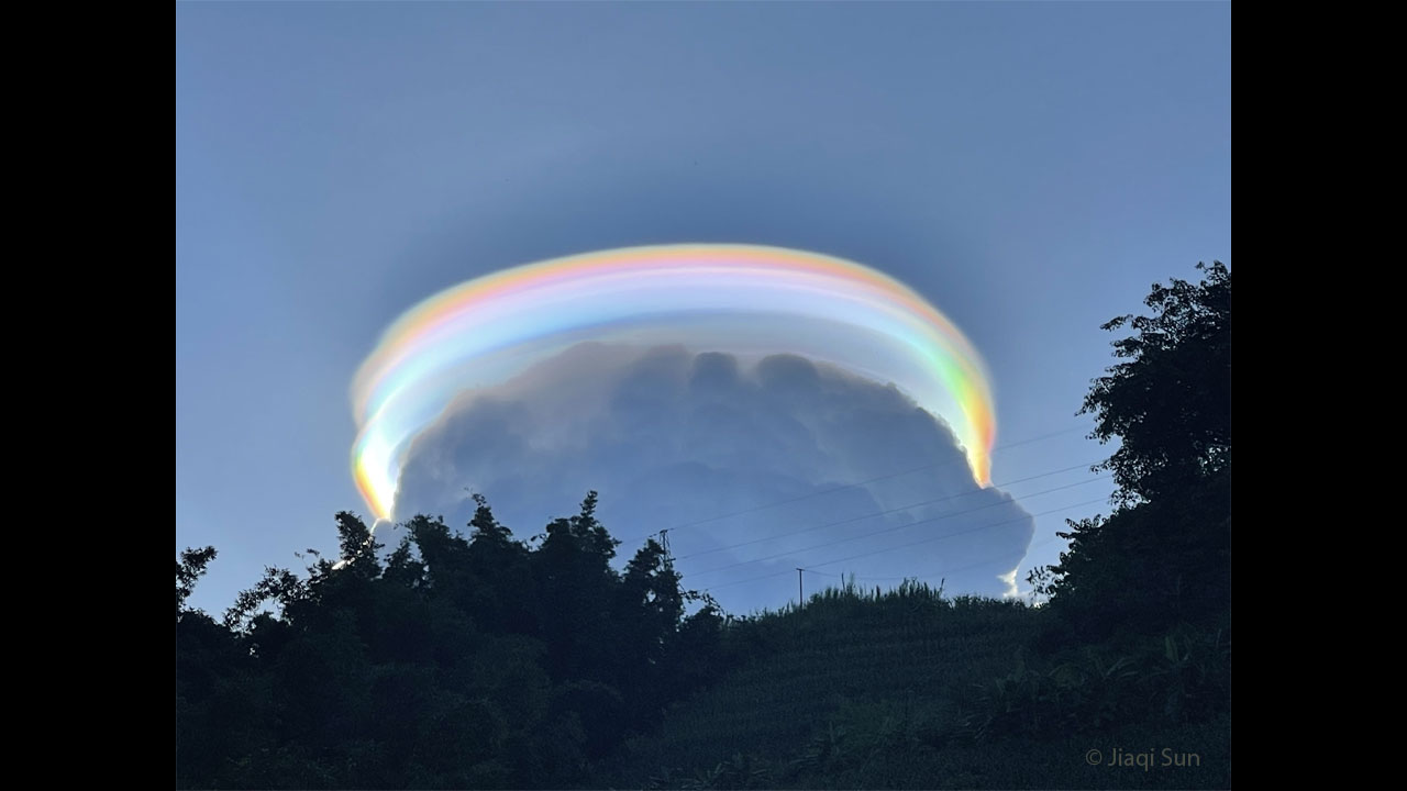 Strange rainbow-coloured halo in China 