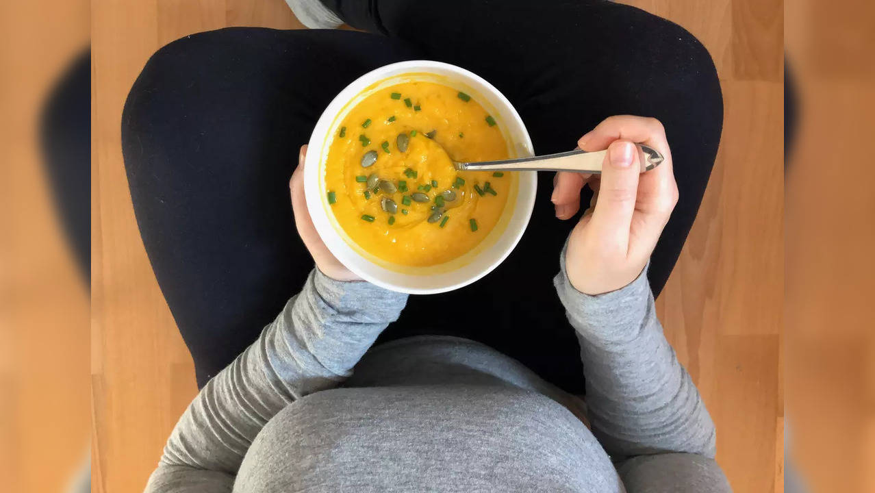 amazing-benefits-of-sitting-crossed-legged-on-the-floor-while-eating