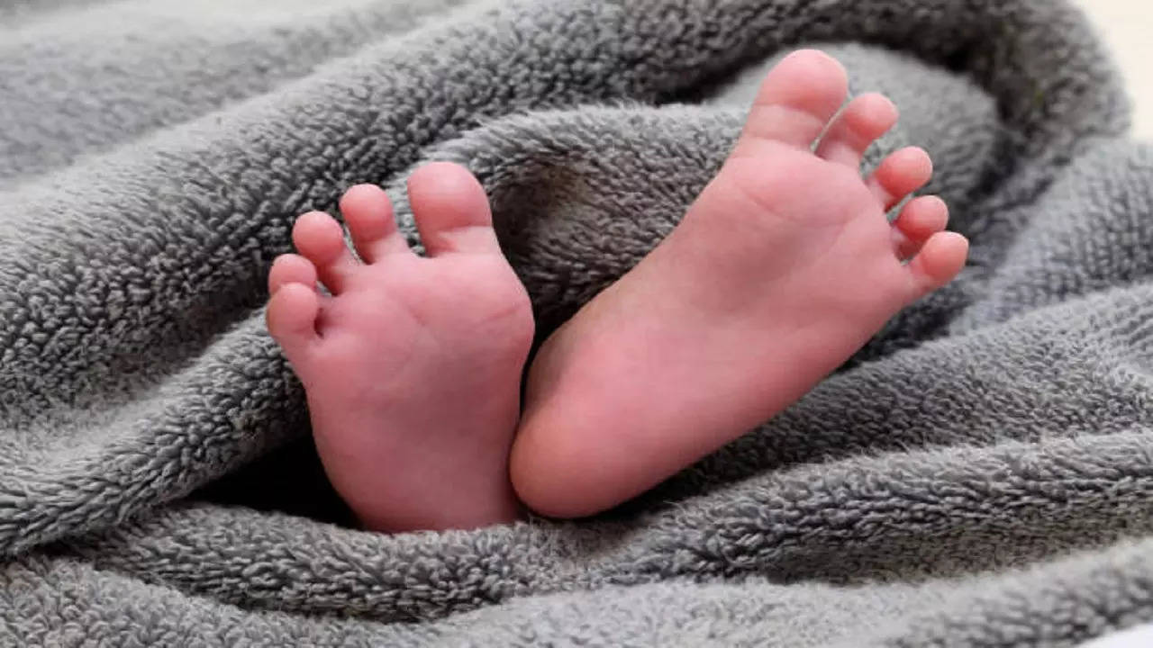 istockphoto-infant feet