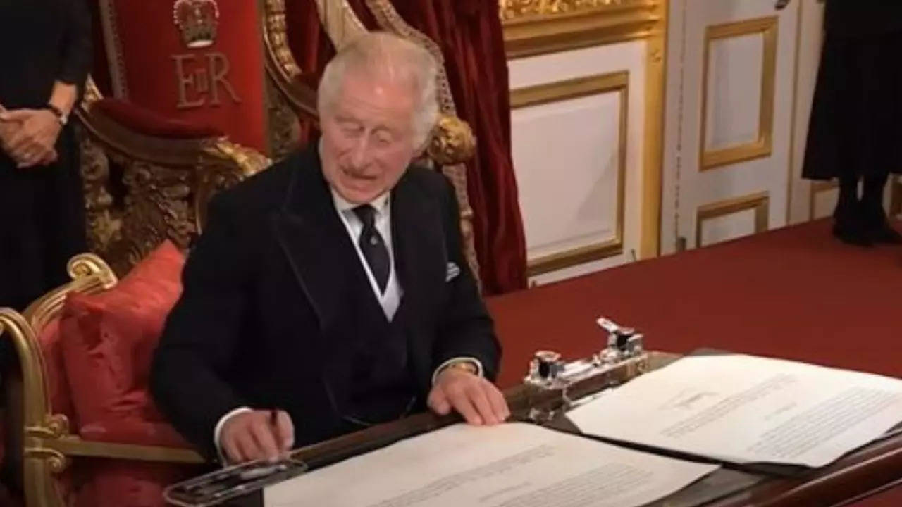 King Charles III Gets Frustrated During Declaration Signing, Internet ...