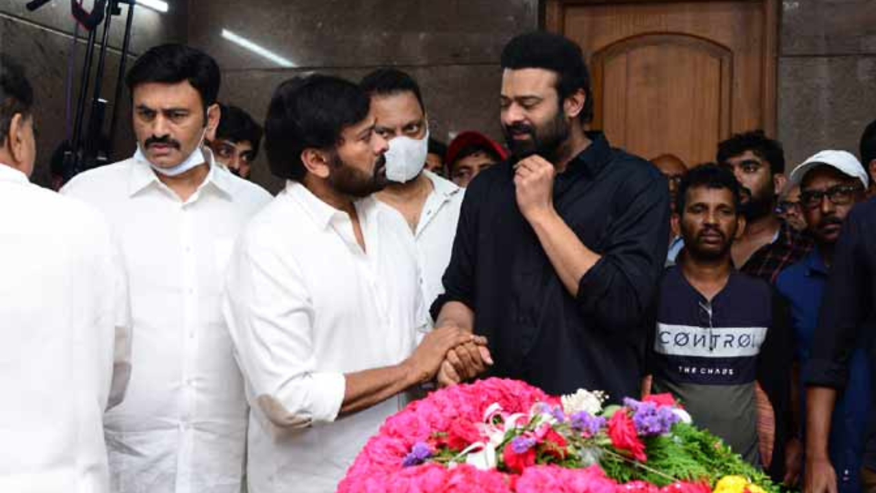 Chiranjeevi consoles Prabhas as he breaks down in tears after uncle ...