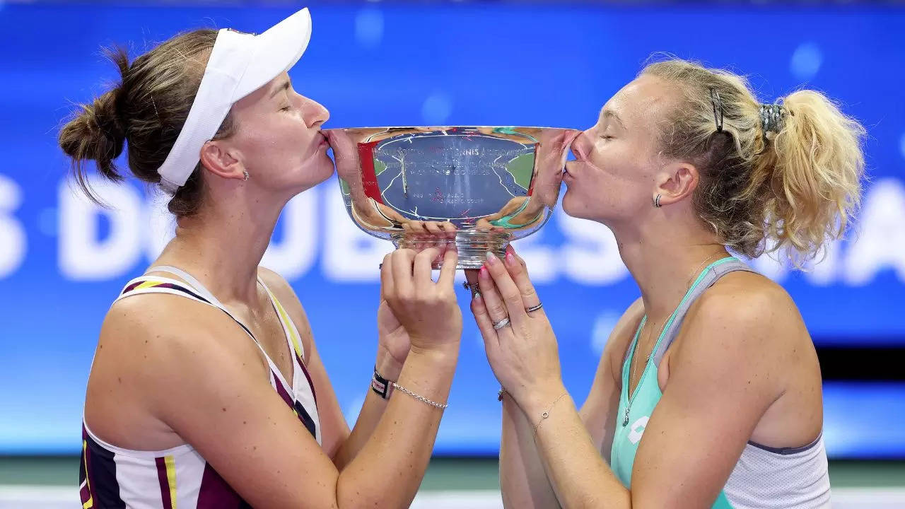 US Open 2022 Siniakova and Krejcikova storm back to win womens doubles title, achieve rare career