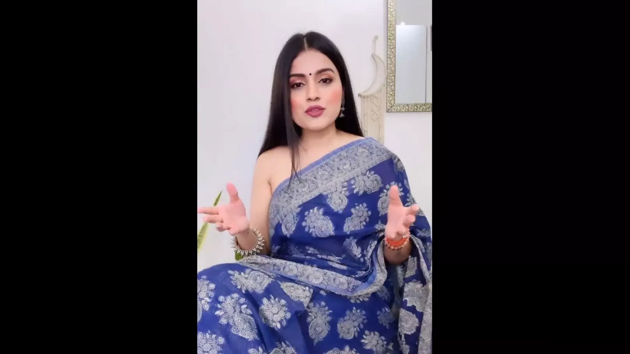 Astrologer Nidhi Chaudhary trolled for 'not wearing a blouse' | Screengrab from a video tweeted by @thenidhii