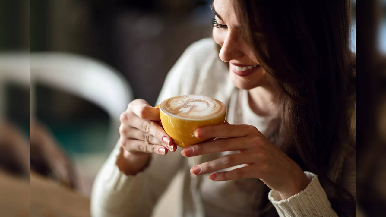 A new study has found that in comparison to non-coffee drinkers, adults who drank moderate amounts (1.5 to 3.5 cups per day) of unsweetened coffee or coffee sweetened with sugar were less likely to die during a 7-year follow-up period.