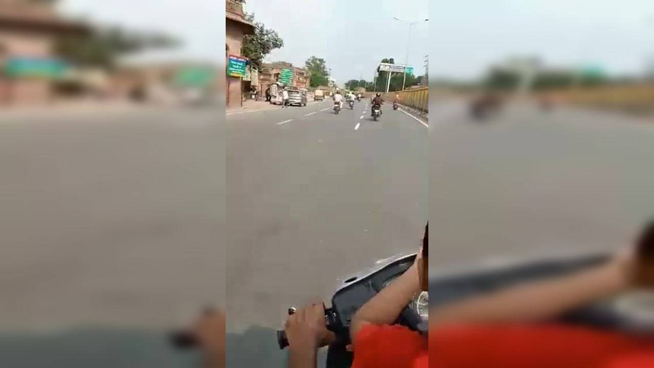 Pati Patni Aur Woh Husband Catches Wife Red Handed With Lover On Scooty In Agra Dramatic 4039