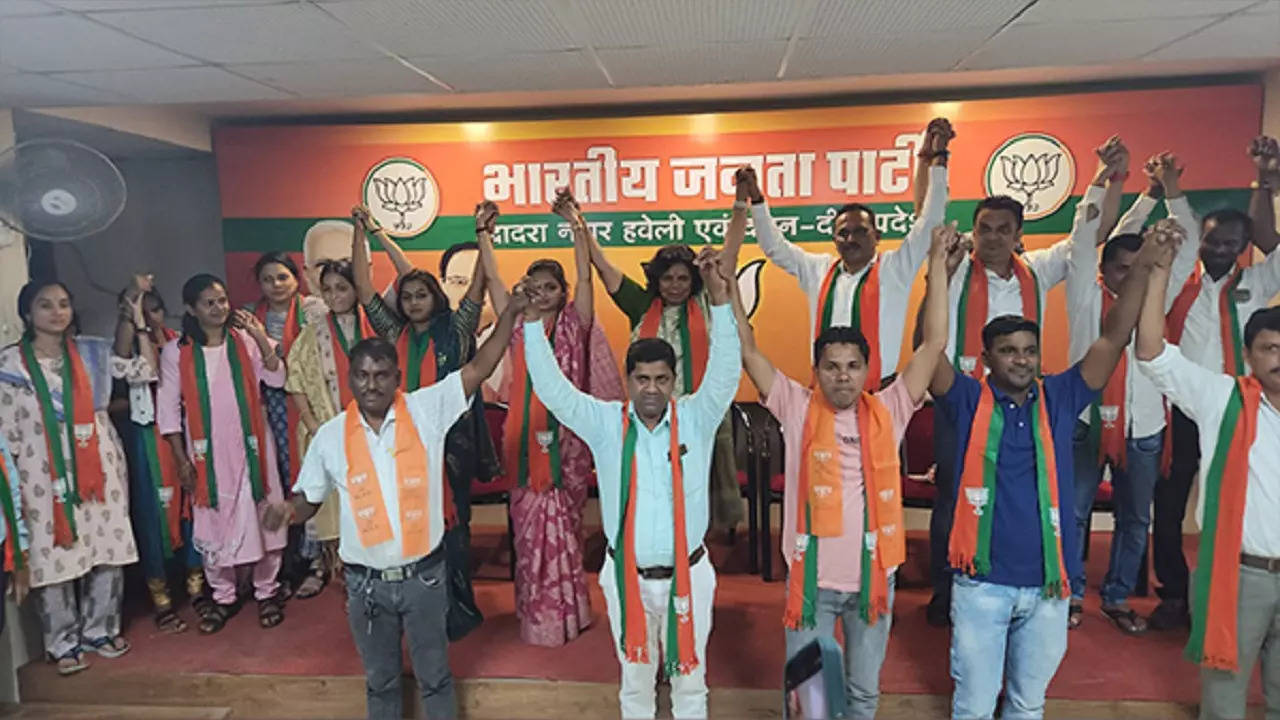 ​15 JD(U) panchayat members in Daman and Diu join BJP​