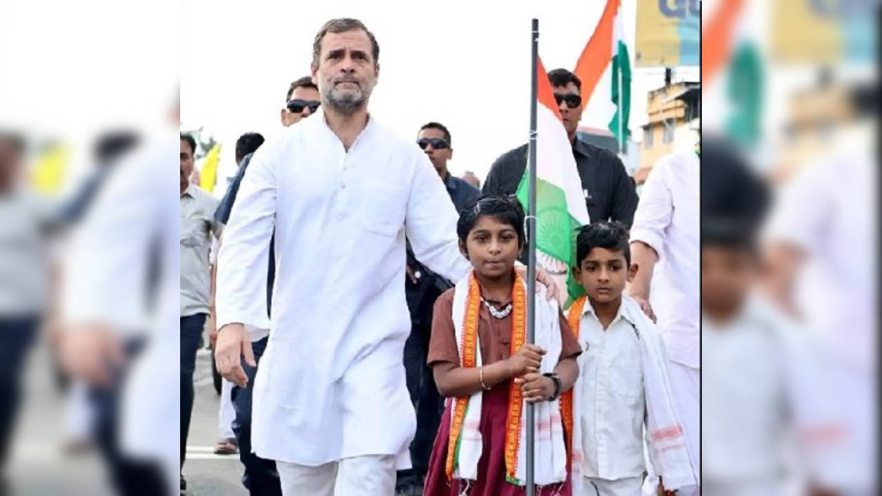 ​Rahul Gandhi with children during Bharat Jodo Yatra