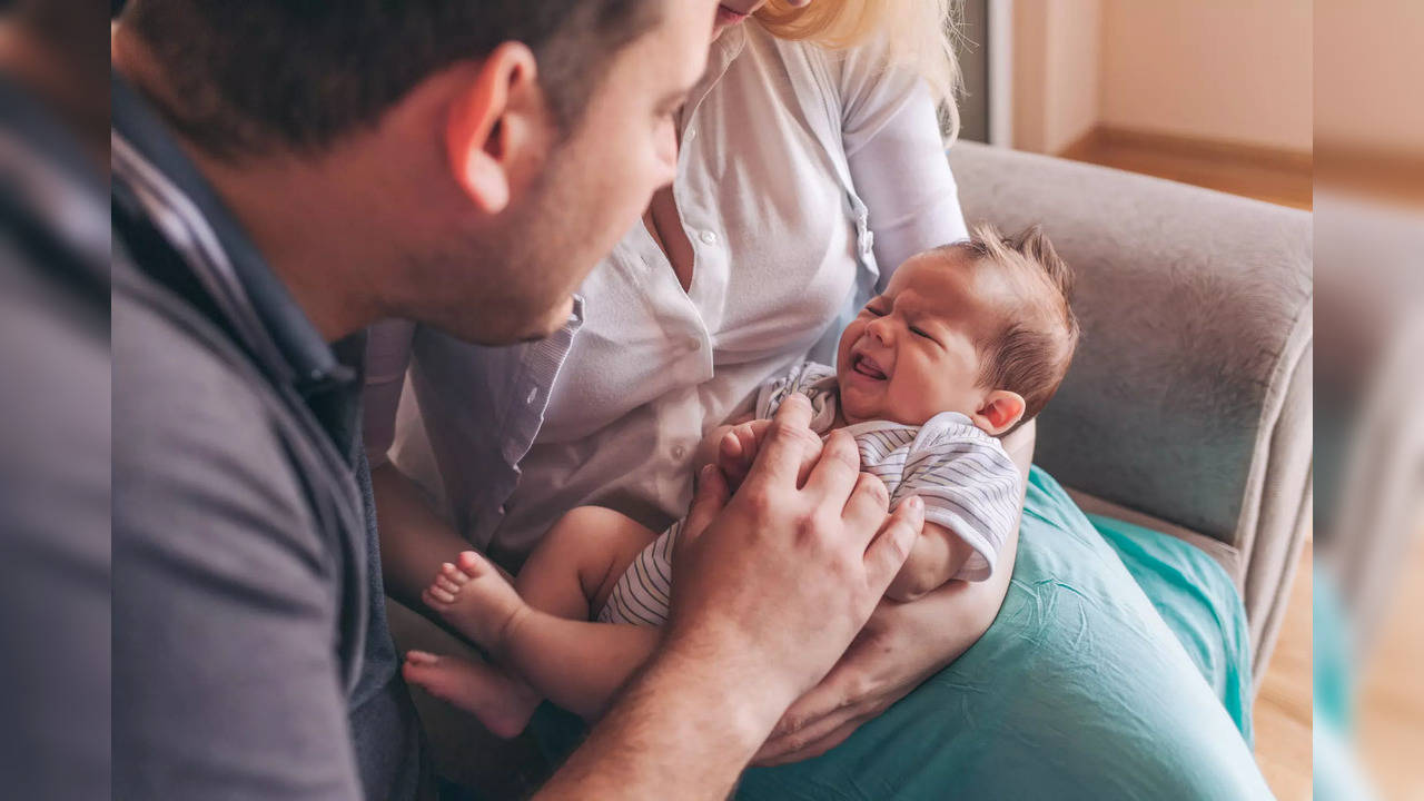 The best way to calm a baby is by walking with it for five to eight minutes before putting to bed.