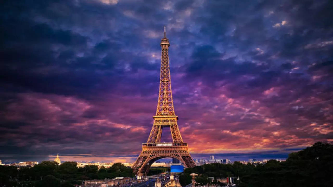 Lights Up! The Eiffel Tower Shines - Eiffel Tower Restaurant