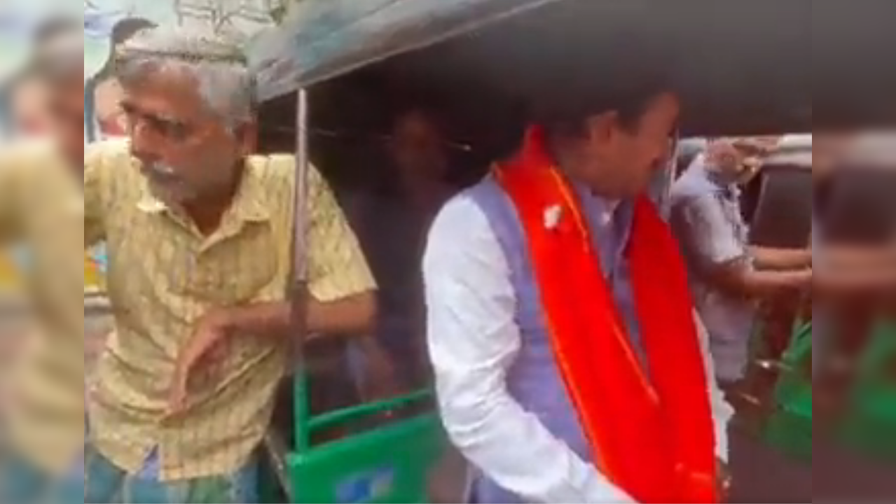 BJP MP Manoj Tiwari with auto drivers in Surat in Gujarat