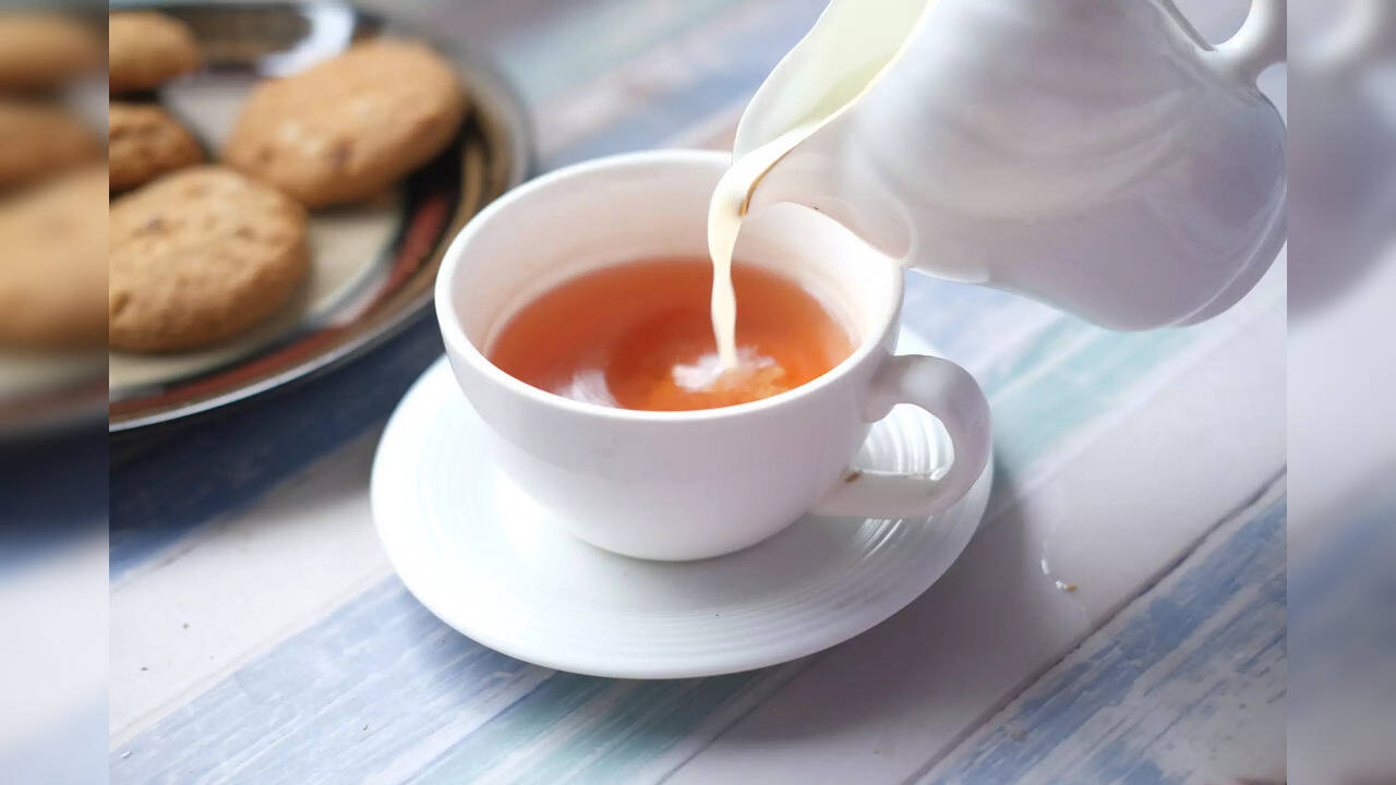 Black or white? Study reveals the best way to drink tea for a longer life