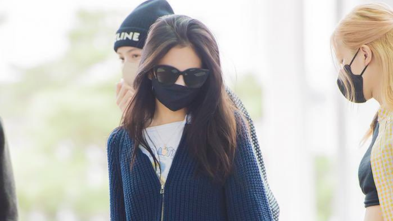 Blackpink's Jennie struts across airport in navy blue jumper