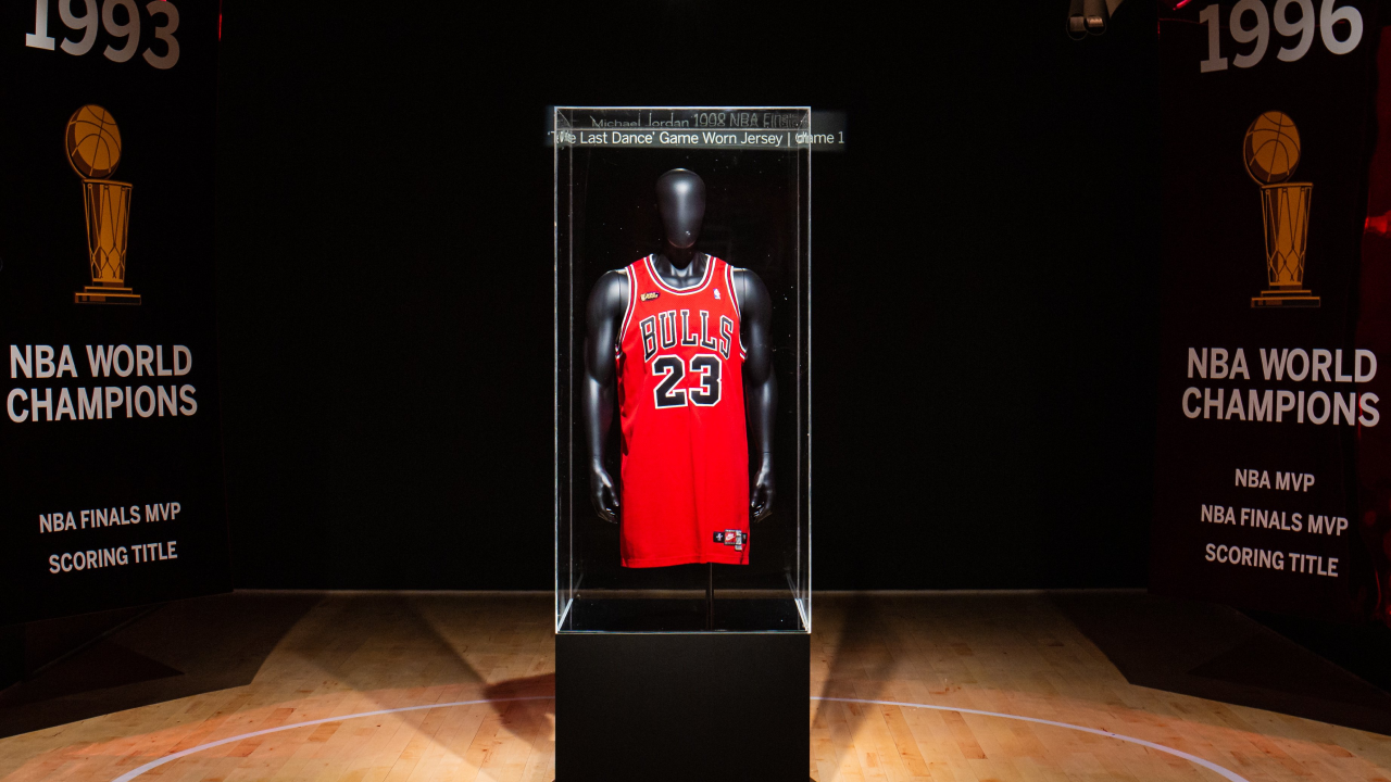 Kobe Bryant's iconic MVP jersey heads to auction 