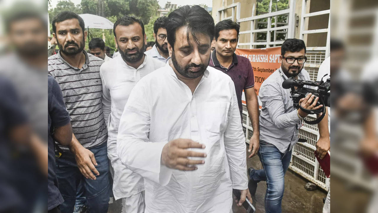 AAP MLA Amanatullah Khan arrives at Anti-Corruption Branch office