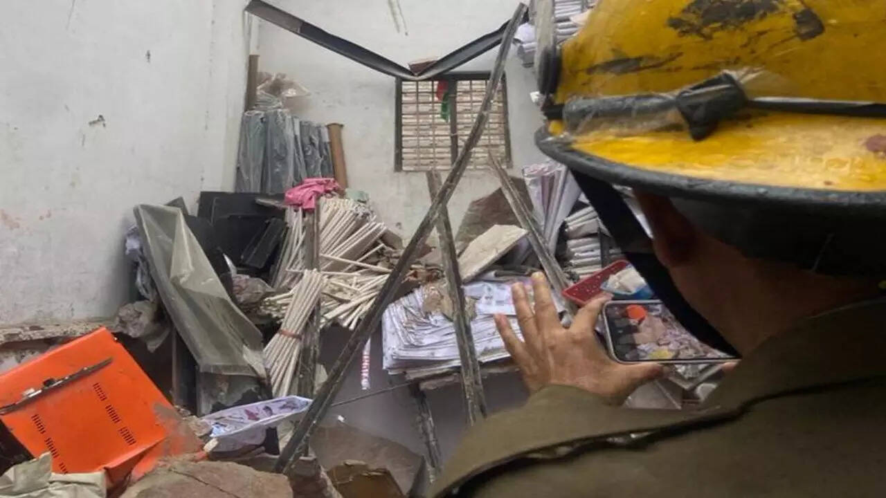House Under Construction Collapses In Delhi 7 People Rescued 2 Feared House Under Construction Collapses In Delhi 7 People Rescued 2 Feared