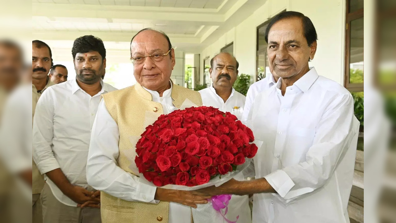 Shankersinh Vaghela meets K Chandrashekar Rao