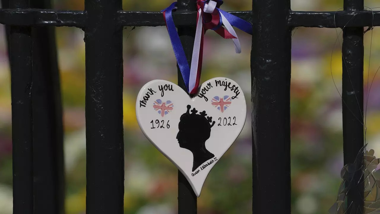 A note is displayed for the late Queen Elizabeth II outside the Windsor Castle in Windsor