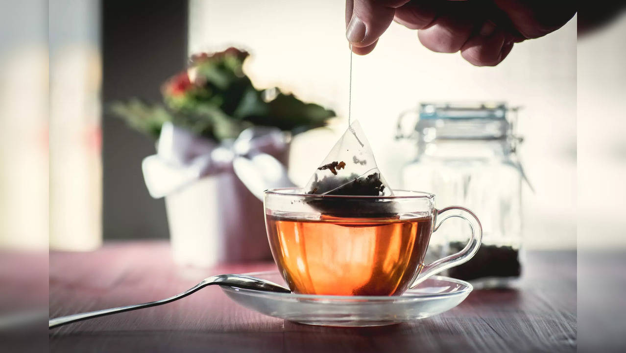 A moderate consumption of black, green or Oolong (traditional Chinese drink) tea is linked to a lower risk of developing type 2 diabetes, a study involving over a million adults from eight countries has revealed.