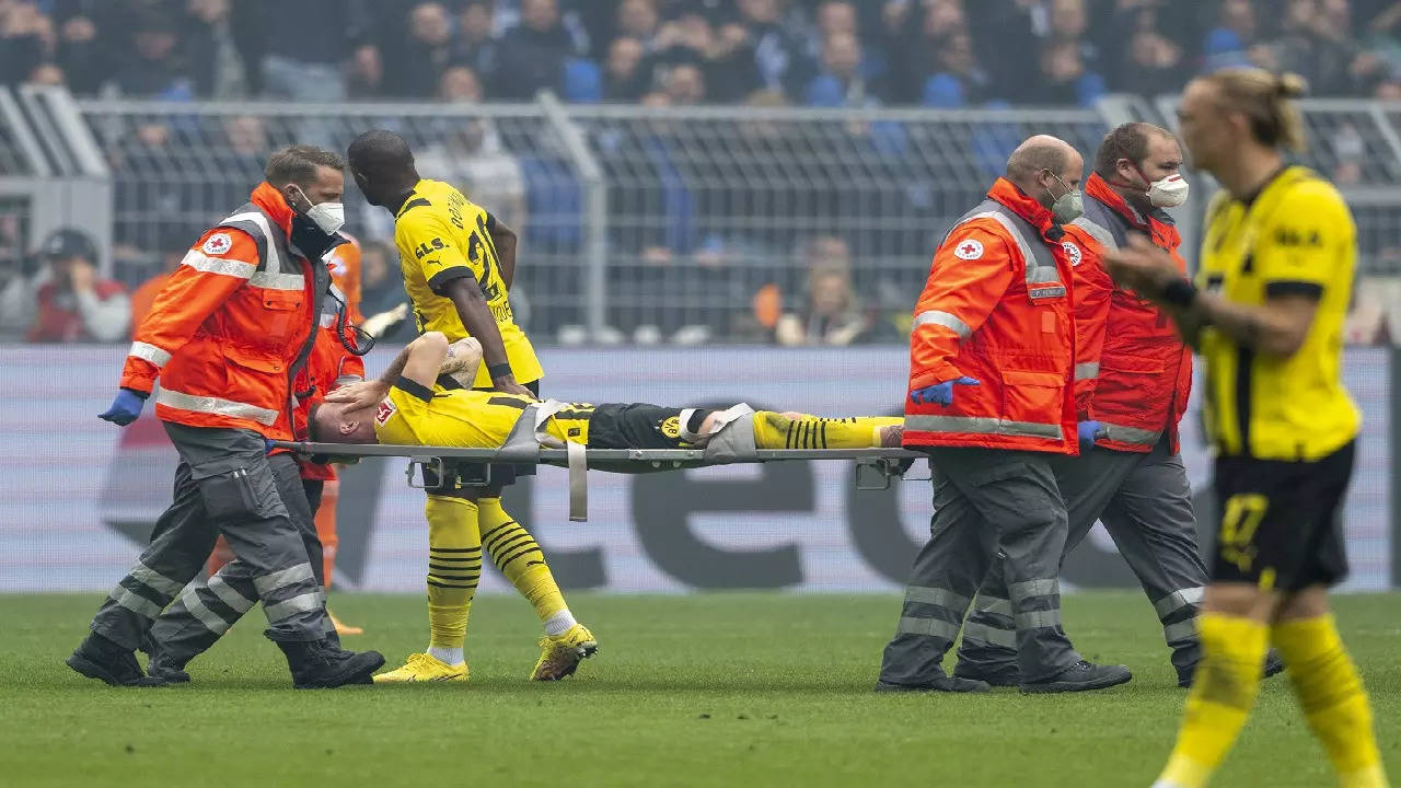 Marco Reus sufrió una terrible lesión en el partido del Borussia Dortmund contra el Schalke, el futuro mundialista es incierto.