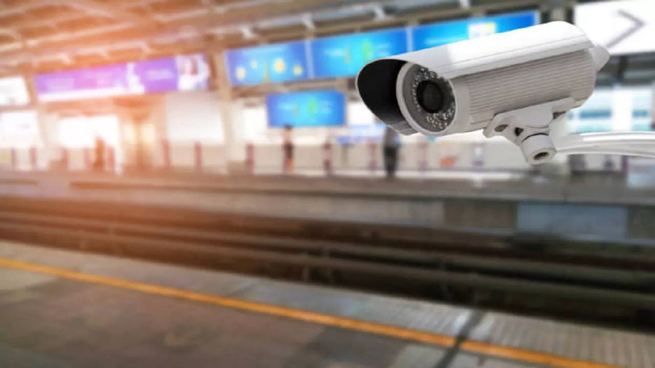 istockphoto-cctv railway