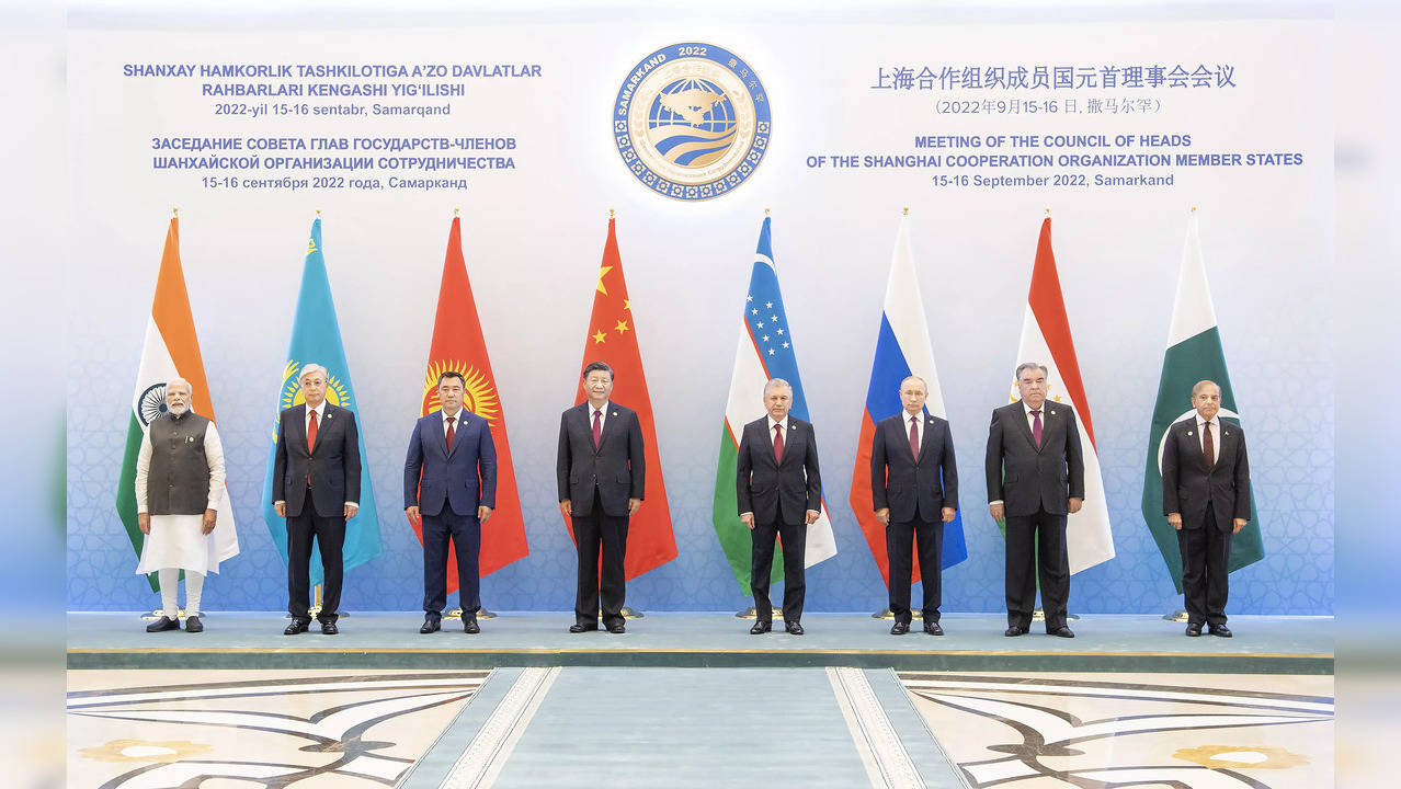 Chinese President Xi Jinping poses for a group photo with other leaders of the Shanghai Cooperation Organization (SCO) member states before the restricted session of the 22nd meeting of the Council of Heads of State of the SCO at the International Conference Center in Samarkand, Uzbekistan, Sept. 16, 2022. (Xinhua/Li Tao)