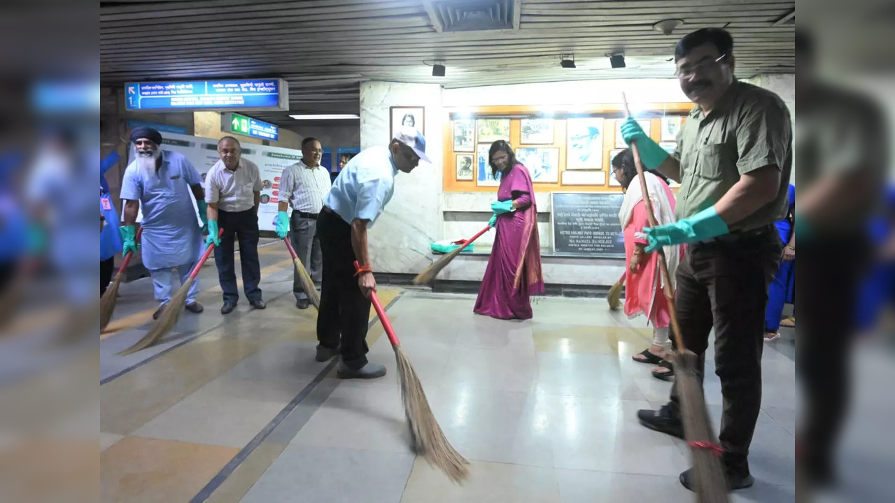 Kolkata Metro cleanliness drive