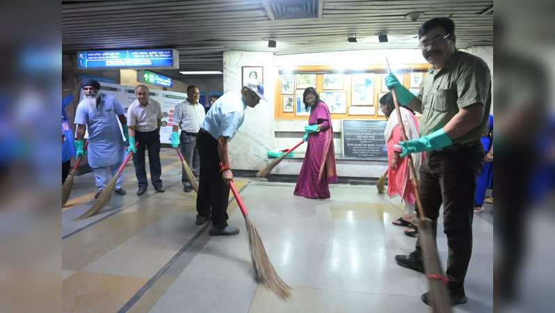 Kolkata Metro cleanliness drive