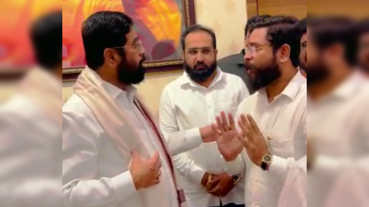 Eknath Shinde lookalike Vijay Mane meets Maha CM (left)