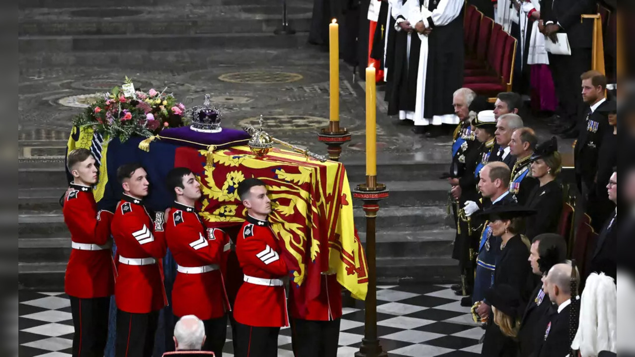 Around 2,50,000 People Queued Round To Clock To View Queen Elizabeth Ii 