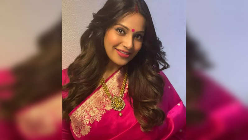 Bipasha Basu is enjoying pregnancy to the fullest from what it seems – from announcing the news through a picture from her maternity shoot to a baby shower with her friends and family to now satisfying pregnancy cravings with jalebi