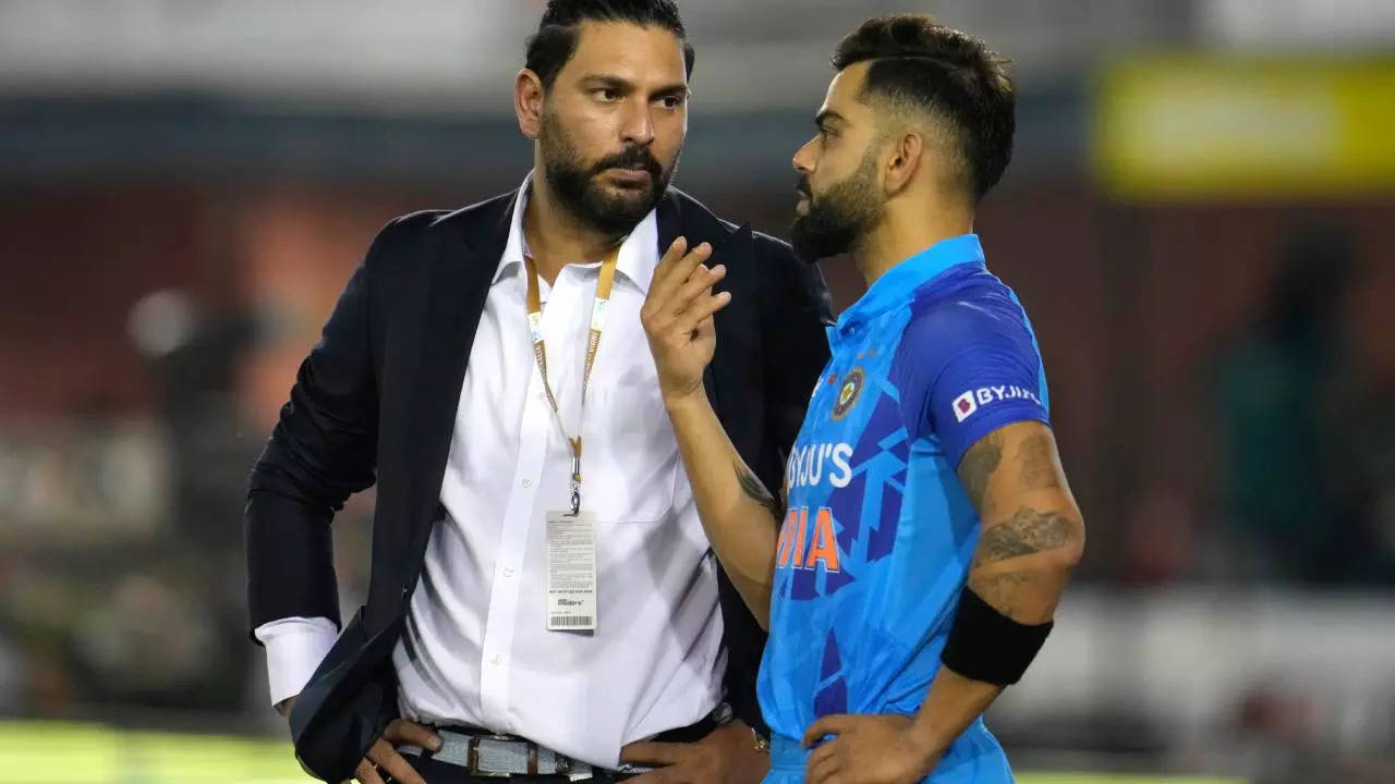 Virat Kohli Yuvraj Singh AP (1)