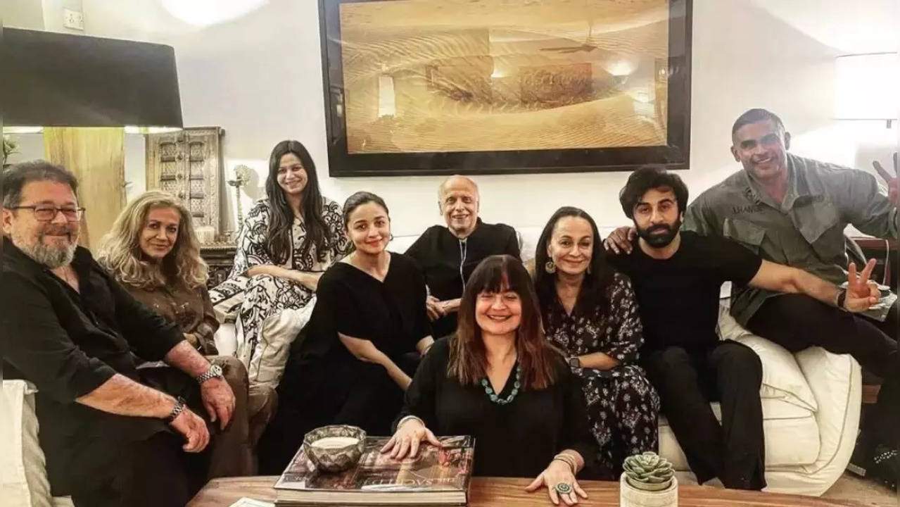 Alia Bhatt, Ranbir Kapoor join Mahesh Bhatt's birthday celebration; Soni Razdan tells samdhan Neetu 'missed you'