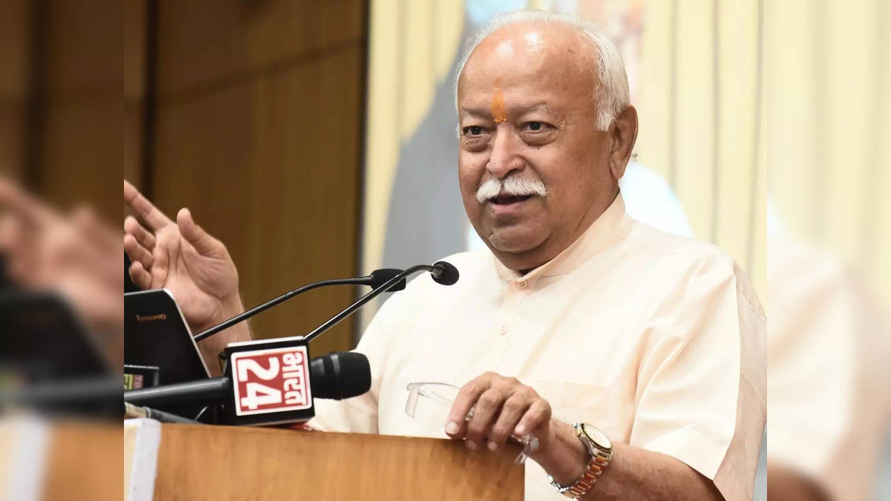 New Delhi : RSS Chief Mohan Bhagwat address during launches the book connecting with the Mahabharata at a function in New Delhi on Monday September 19,2022.Chairperson of Draupadi Dream Trust Neera Mishra(L) and Rajesh Lal also seen.(Photo: Anupam Gautam/IANS)