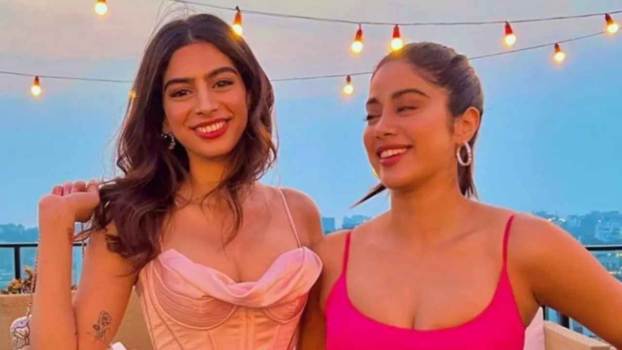 See Janhvi Kapoor's reaction to Khushi Kapoor's pics