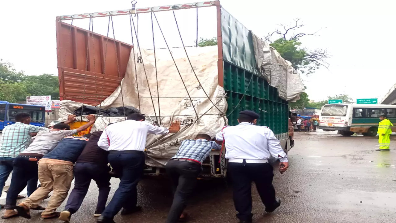 People push vehicle on Delhi road