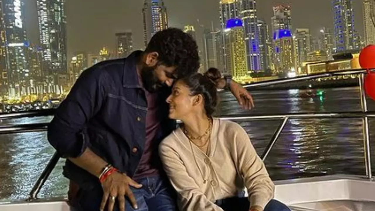 Vignesh Shivan's kiss of love for Nayanthara