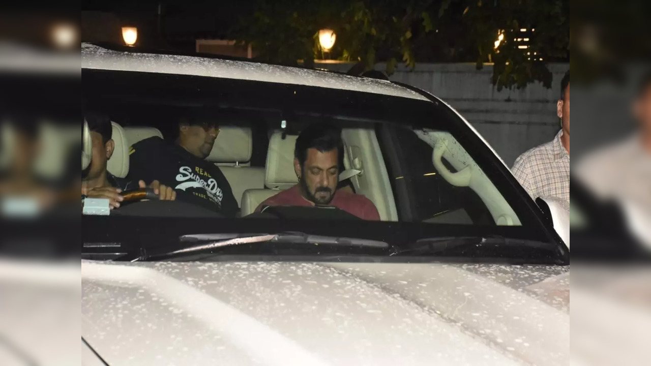 Salman Khan fans go gaga over 'handsome hunk' as he attends Chunky Panday's birthday party with Anil Kapoor and others