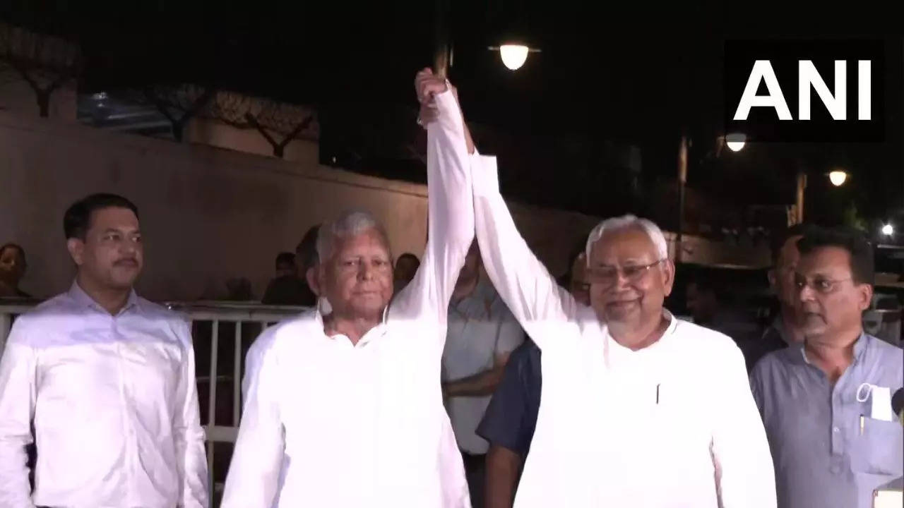 RJD chief Lalu Prasad Yadav and Bihar CM Nitish Kumar met with Sonia Gandhi in Delhi today 