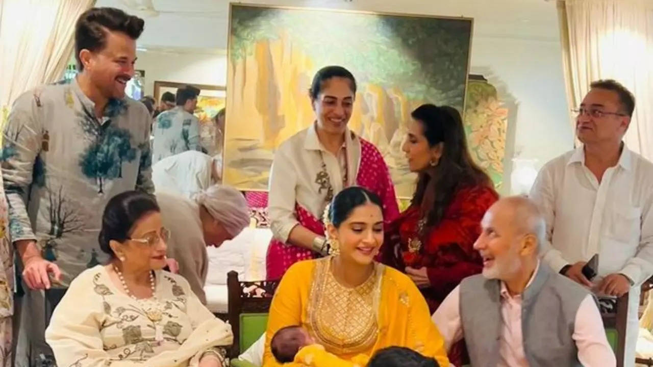 Vayu Kapoor Ahuja makes special appearance in Anil Kapoor's family pic