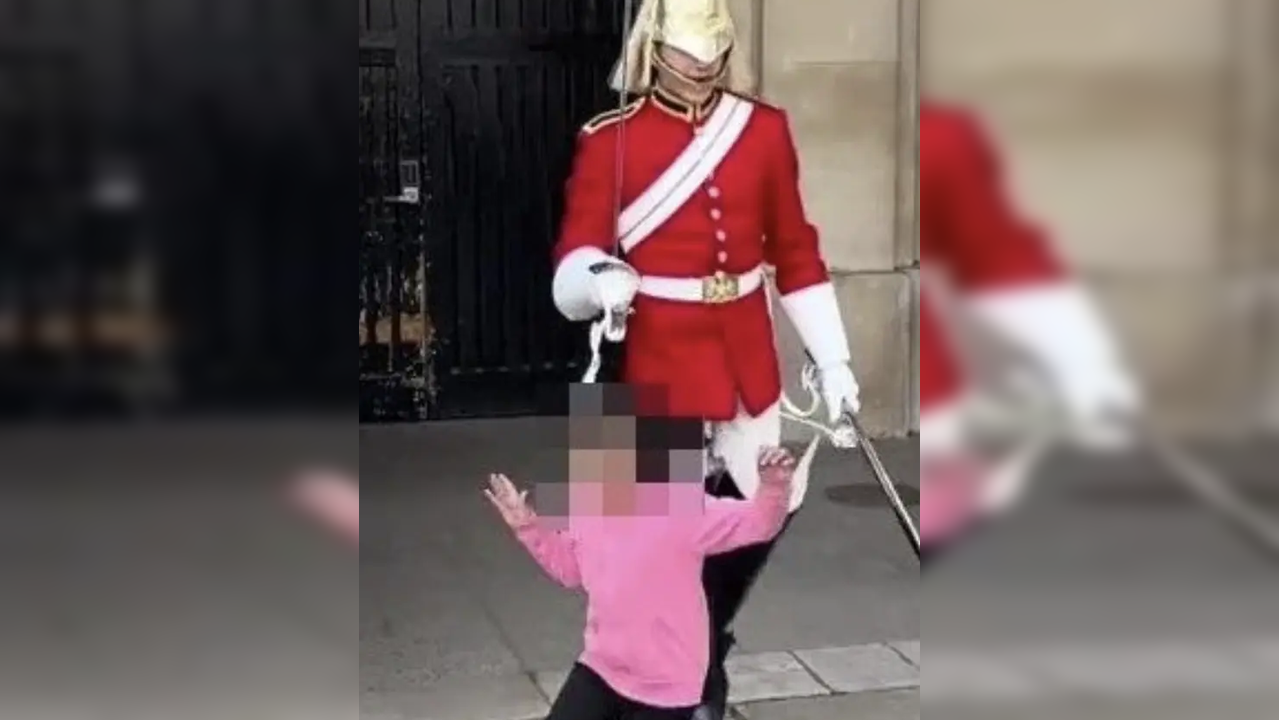 King's Guard scares little girl