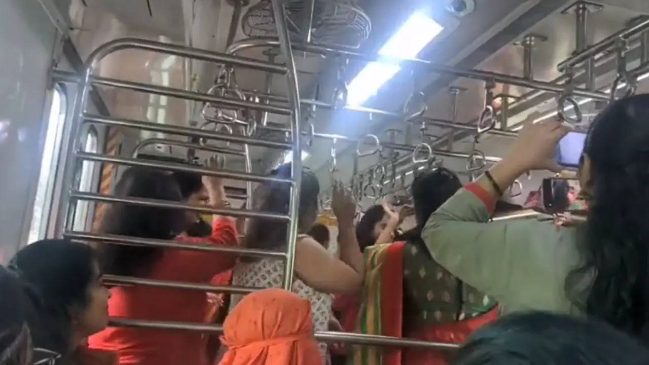 garba local train mumbai