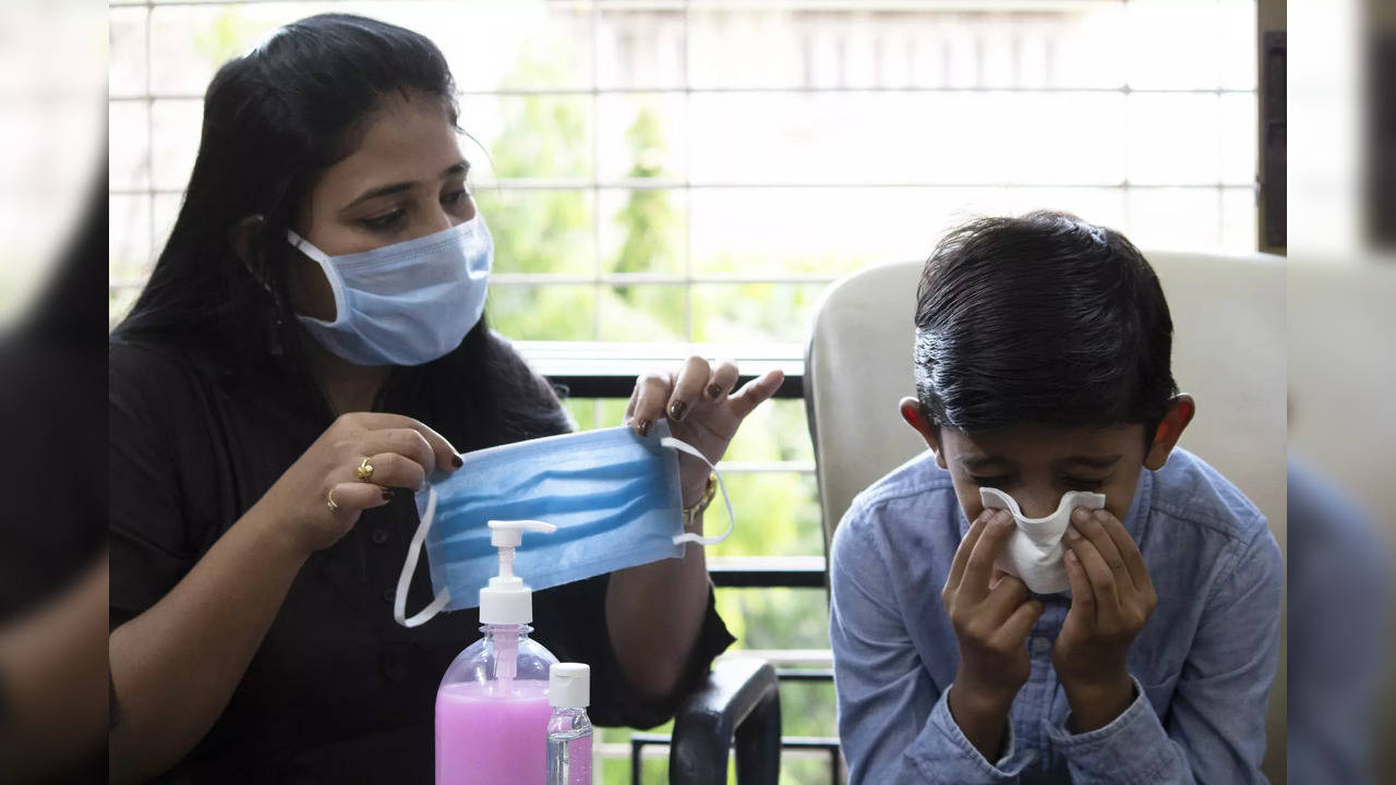 If naksir happens, try to pinch the nose hard in the lower soft part for five minutes and sit straight, do not lie down. Breathe calmly through the mouth and put an ice pack or something cold on the head. ​​