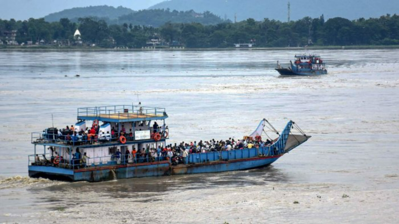 Boat capsizes