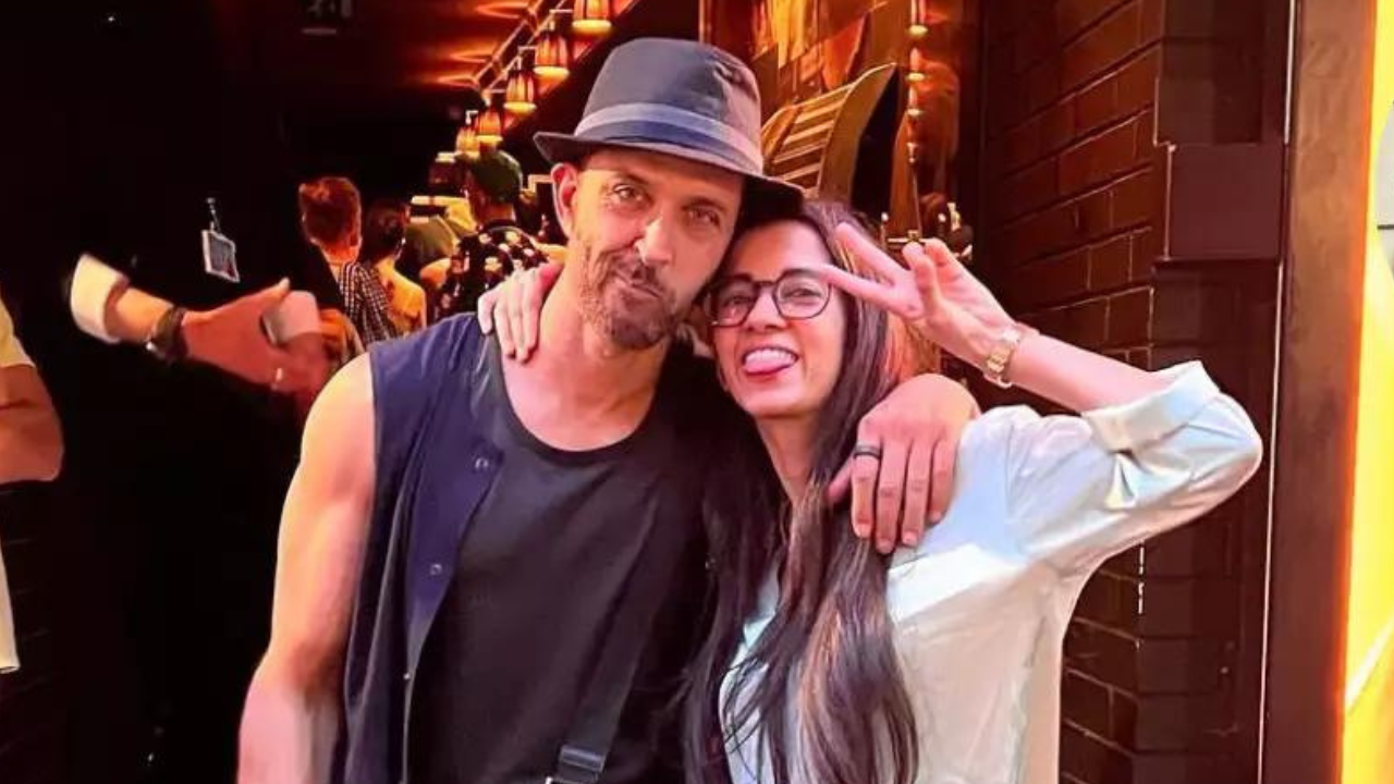 Hrithik Roshan cutely calls rumoured GF Saba Azad to pose with him as she tries to avoid the cameras - WATCH