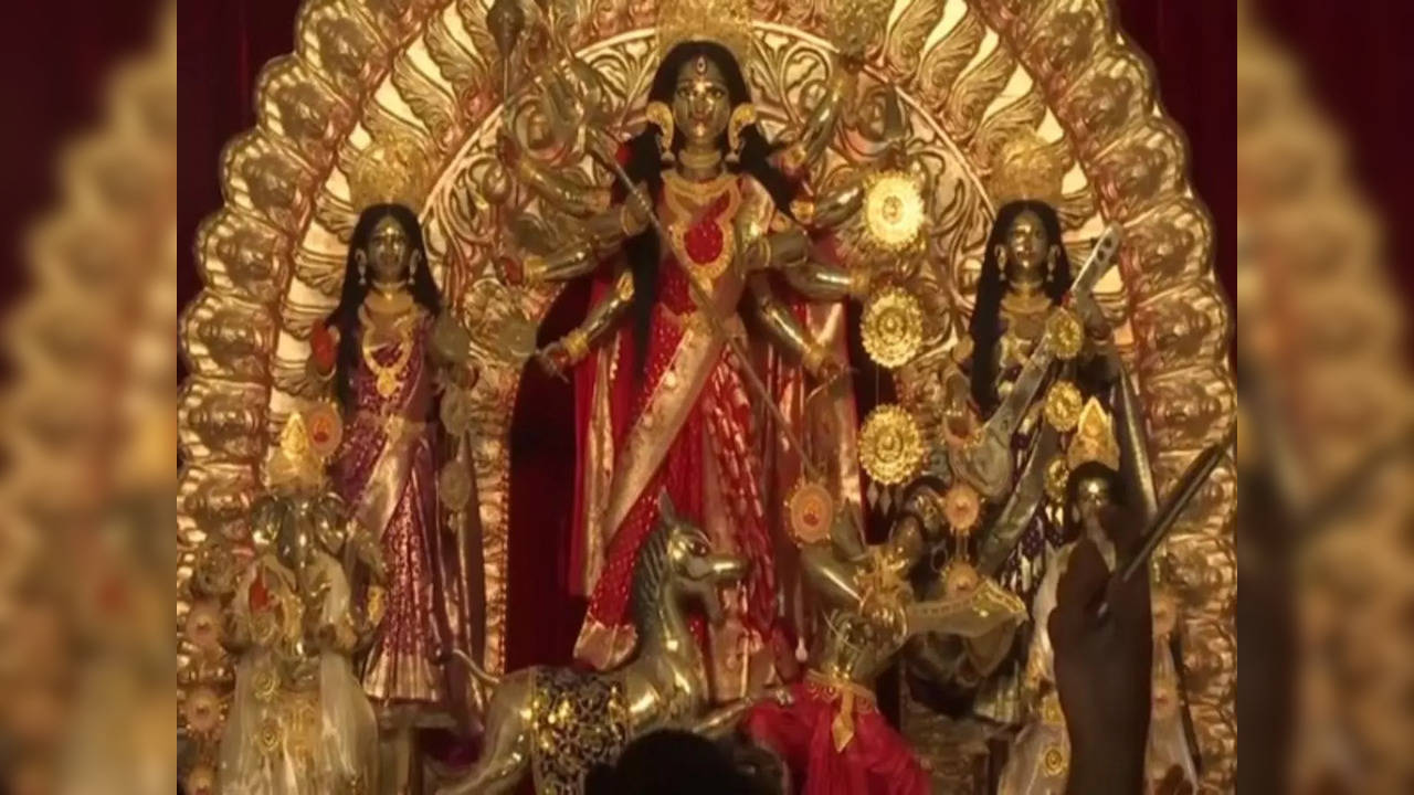 Records tumble with 1,000 kg Durga idol at Beniatola puja in Kolkata