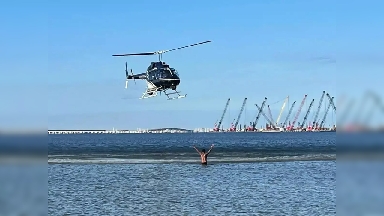 A Florida man, accused of stealing a woman's wallet, surrenders with a helicopter overhead after swimming out into sea | Picture courtesy: Tampa Bay Police Department