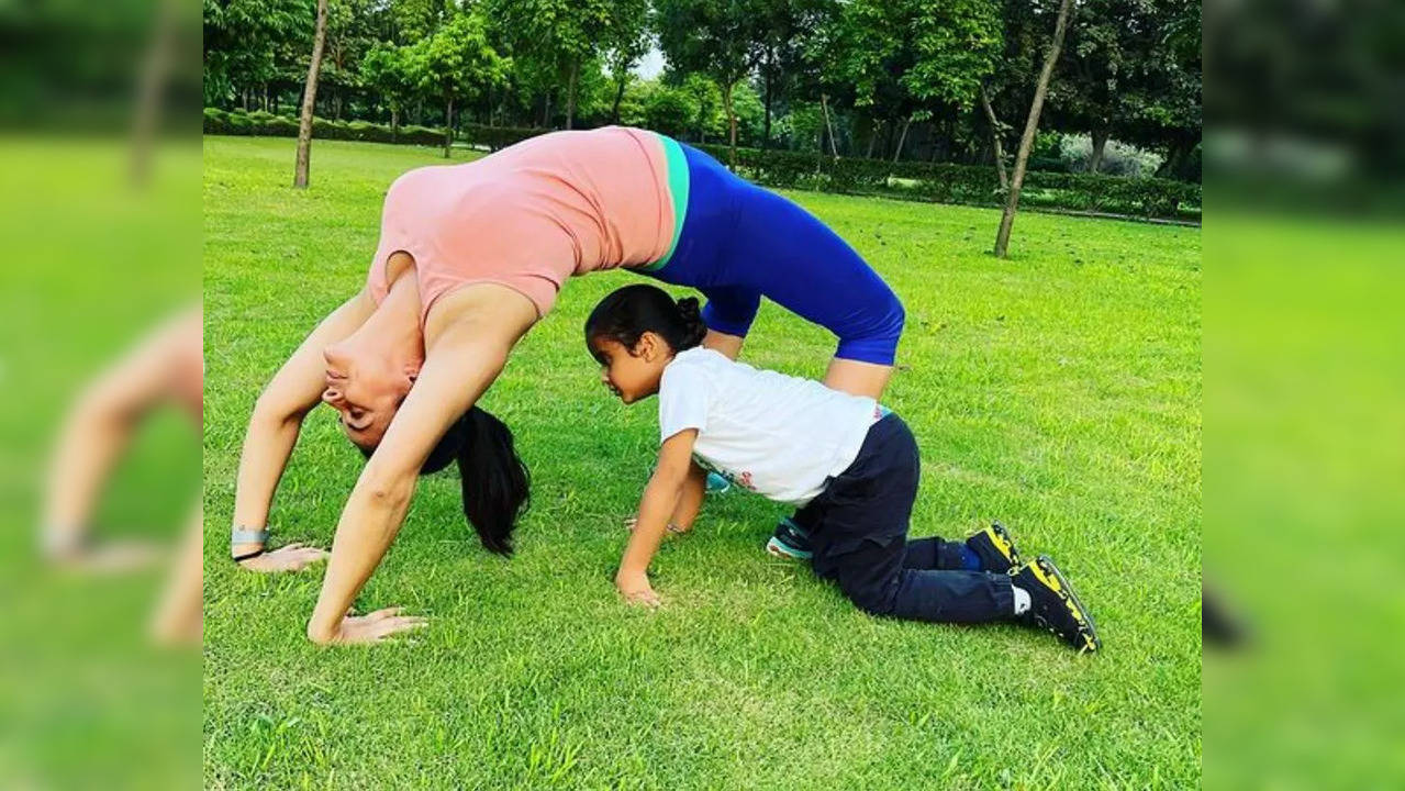 Over the weekend, Gul Panag seemed to have decided to include her son in her workout regime as well. In a series of pictures, she is seen performing the chakrasana or wheel pose.