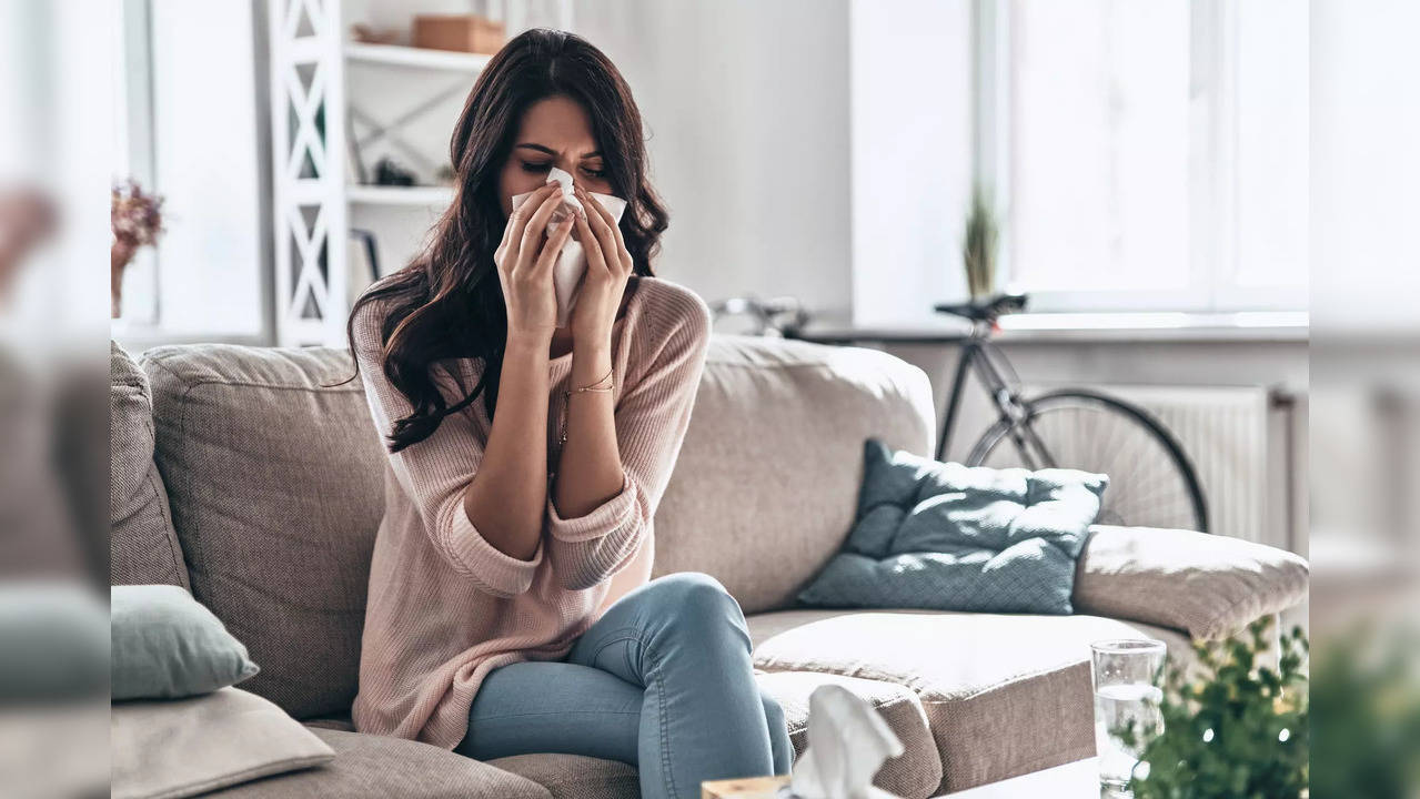 On the one hand, sneezing fits can be stopped by avoiding allergens – but on the other, the same can be curbed with the help of some home remedies.