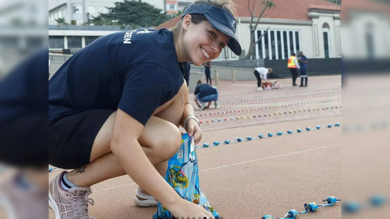 NSRI volunteers assemble over 1-km-long line of 11,602 lollipops to break a Guinness World Record | Picture courtesy: Instagram/@StumboSA